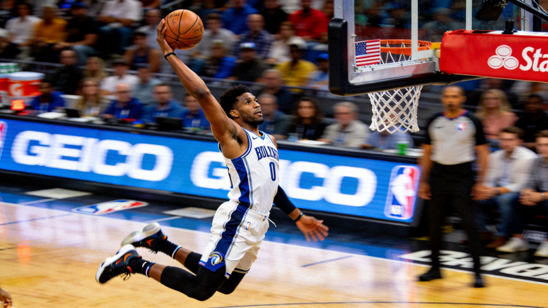 NBA篮球比赛直播画面 - 球员飞身上篮特写